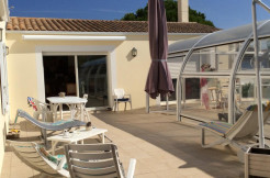 Vue sur la terrasse de la villa