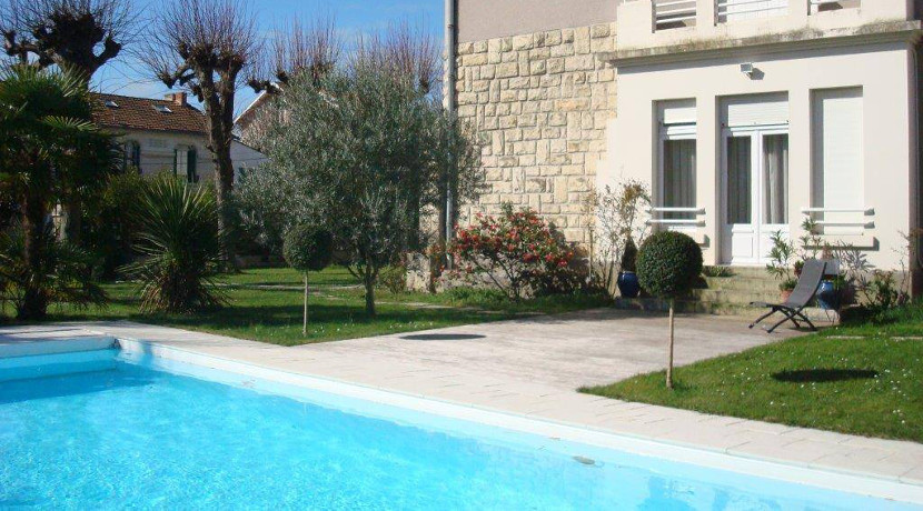 Villa à vendre avec grand jardin et piscine au centre de La Rochelle ...