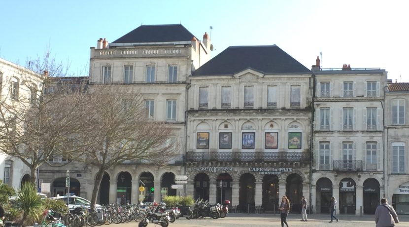 2 Facade vue de la place